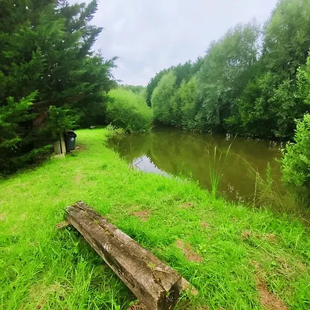 Emplacement Au Bord D'un Petit Etang Kemping